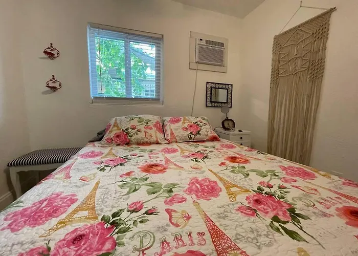 1 Bedroom Apt Near Coconut Grove